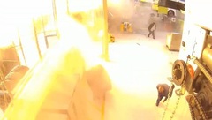 Clip: Xe buýt bất ngờ rơi khỏi thang nâng thủy lực gây nổ lớn ở kho bảo dưỡng, 2 công nhân tử vong thương tâm