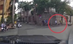 Xác minh clip nhóm người mặc đồng phục học sinh đánh nhau, một thiếu niên co giật tại hiện trường