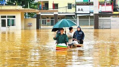 Xúc động hình ảnh thầy cô ở Huế lội nước nấu cơm cho sinh viên trong cơn lũ