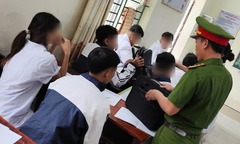 Tin tức giáo dục 24h: Ngăn chặn bạo lực học đường, công an vào tận lớp học kiểm tra đồ dùng học sinh