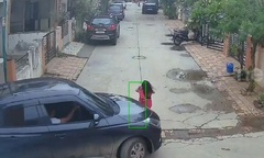Clip: Bé gái 3 tuổi bị ô tô tông trúng, cuốn vào gầm xe, máy mắn sống sót kỳ diệu