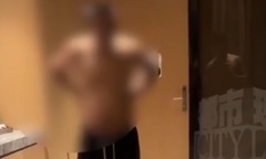 Clip: Cặp đôi sốc nặng khi thấy người đàn ông lạ mặt đứng ngay cạnh giường lúc nửa đêm trong khách sạn