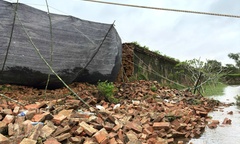 Sập 15m tường Hoàng thành Huế do mưa lũ