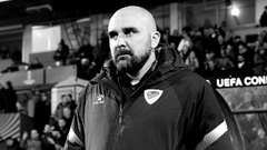 Huấn luyện viên vừa nhậm chức 10 ngày qua đời sau cơn đột quỵ trong trận đấu