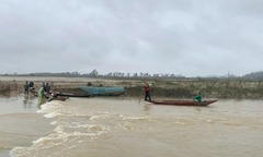 Lật thuyền đánh cá trên sông Lam, vợ được cứu sống, chồng mất tích