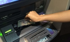 Nộp tiền tại cây ATM khác ngân hàng được không?