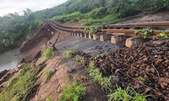 Đường sắt khẩn trương khắc phục các vị trí sạt lở do ảnh hưởng của bão số 13