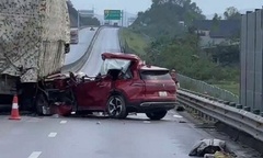 Hiện trường vụ ô tô va chạm với xe đầu kéo trên cao tốc ở Thanh Hóa: 4 người thương vong