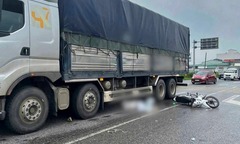 Va chạm với xe tải, 2 cô gái đi xe máy ngã xuống đường, tử vong tại chỗ