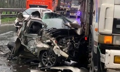 Hiện trường vụ tai nạn liên hoàn trên Quốc lộ 1A ở Ninh Bình, ô tô 5 chỗ bị vò nát như  "sắt vụn "