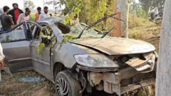 Clip: Hiện trường thương tâm ô tô mất lái, đâm vào cây ven đường, 3 người tử vong