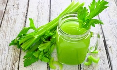 Người bị bệnh thận có nên uống nước ép cần tây không?