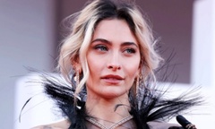 Con gái “vua nhạc pop” thủng vách ngăn mũi vì sử dụng ma túy