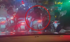 Dùng khẩu trang che biển số bị Cục trưởng CSGT phát hiện, nam thanh niên lộ việc không có giấy phép lái xe