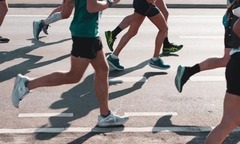 Vận động viên marathon bị xe tải tông khi đang thi đấu