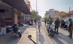 Clip: Ô tô leo vỉa hè tông 5 xe máy, hất văng người đàn ông đi bộ ở TP.HCM