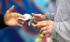 Ma túy  "nhấn chìm " kiều nữ: Buôn  "cái chết trắng " với người tình hơn 19 tuổi, cô gái trẻ ném  "hàng " xuống bồn cầu khi bị khám xét