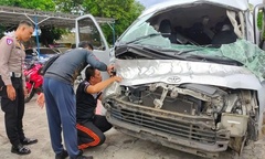 Clip: Kinh hoàng cảnh xe buýt đâm vào cây rồi lao xuống vực, 5 người tử vong