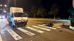 Hiện trường vụ va chạm với xe tải ở Mũi Né, 2 người đi xe máy tử vong