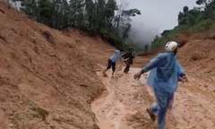 Clip: Nhóm người thoát nạn trong gang tấc khi đất đá do sạt lở đổ ập xuống đường ở Đà Nẵng
