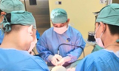 Áo dài cuốn vào xe đạp điện, nữ sinh chấn thương sọ não