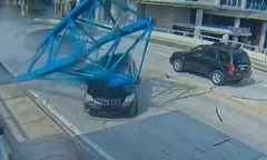 Clip: Một phần thân cần cẩu bất ngờ rơi xuống, đè biến dạng ô tô đang di chuyển