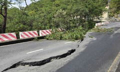 Clip: Mặt đường đèo Prenn sạt lở, xuất hiện nhiều vết nứt chằng chịt 