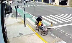 Clip: Nữ du khách tay không  "cân " 2 tên cướp, quật ngã kẻ gian xuống đường như phim hành động