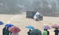 Clip: Tài xế xe đầu kéo bất chấp vượt qua ngầm tràn ngập nước, bị cuốn mất tích