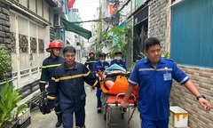 Công an TP.HCM đưa người đàn ông nặng 150kg bị tai biến đến bệnh viện cấp cứu