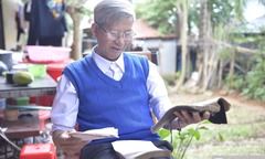 Người thầy 76 tuổi dành hơn nửa đời tự học và truyền dạy chữ Thái cổ