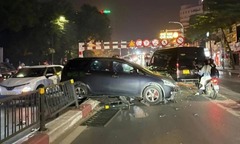 Tin tức tai nạn giao thông mới nhất ngày 18/11: Tài xế mất lái, ô tô lao qua dải phân cách trên đường ở Hà Nội