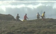 Đau lòng: Con gái bị sóng cuốn xuống biển, bố lao xuống cứu, tử vong thương tâm