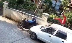Clip: Bị ô tô tông mạnh từ phía sau, người phụ nữ văng lên hàng rào, sống sót kỳ diệu