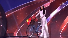 Clip: Phần thi Trang phục dân tộc của Hương Giang tại Miss Universe 2025 gây  "dậy sóng " mạng xã hội