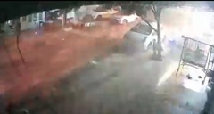 Camera ghi lại cảnh gió xoáy dữ dội cuốn theo lửa bùng lên, xoay tít khiến ai nấy hoảng sợ