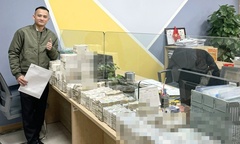 Khách mang thùng carton chứa 253 triệu đồng tiền lẻ đi mua ô tô, nhân viên  "toát mồ hôi " kiểm đếm