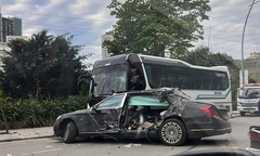 Mercedes Maybach S600  biến dạng sau cú tông xe khách ở Quảng Ninh, camera tại hiện trường ghi gì?