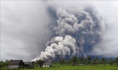 Núi lửa Semeru phun trào, Indonesia nâng cảnh báo lên mức cao nhất 