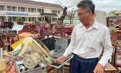 Trường học ngổn ngang sau mưa lũ, bùn đất phủ kín sân, trang thiết bị hư hỏng nặng nề