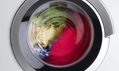  Bỏ hai chai nước vào máy giặt có tác dụng gì?