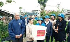 Chủ tịch Ủy ban Trung ương MTTQ Việt Nam Bùi Thị Minh Hoài thăm, động viên người dân vùng lũ xã Ka Đô, tỉnh Lâm Đồng