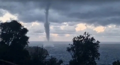 Clip: Vòi rồng cao hàng trăm mét bất ngờ xuất hiện gần bãi biển nổi tiếng