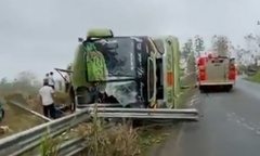 Clip: Hiện trường vụ lật xe buýt khiến 10 người thiệt mạng, 16 người bị thương