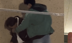 Vương Niên Tương Thành bị bạn diễn đấm trúng mắt trái, choáng váng khụy xuống tại phim trường