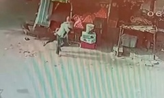 Clip: Máy kéo mất lái lao thẳng vào cửa hàng hoa quả, người cha cứu con thoát nạn trong gang tấc