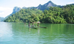 Sắc xanh ngập tràn hồ Ba Bể