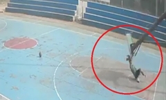 Clip: Trụ bóng rổ bất ngờ đổ sập, thiếu niên 16 tuổi bị đè trúng, tử vong thương tâm