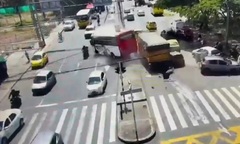 Clip: Xe tải chở 17 tấn vật liệu gây tai nạn liên hoàn, 12 phương tiện gặp nạn