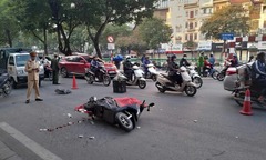 Hiện trường vụ tai nạn ở Hà Nội, nữ sinh viên đi xe máy tử vong thương tâm